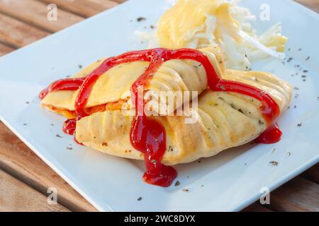 Il formaggio calzone è composto da pasta per pizza e ripieno con una miscela cremosa di ricotta, mozzarella e pecorino Romano Foto Stock