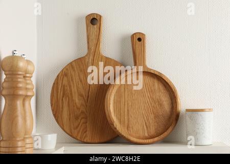 Tagliere e agitatori in legno su ripiano bianco Foto Stock