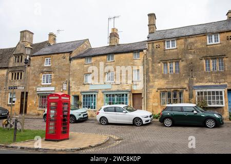 Chipping Campden High Street, cotswolds, Gloucestershire con tradizionale telefono inglese rosso,UK,2023 Foto Stock