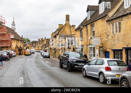 Chipping Campden, Gloucestershire, Inghilterra, vista lungo la strada principale di questa antica città del mercato di cotswolds, Inghilterra, Regno Unito, 2023 Foto Stock