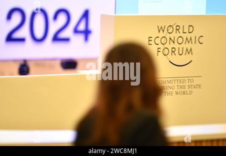 Davos, Svizzera. 14 gennaio 2024. A Woman is seen at the Congress Center for the World Economic Forum (WEF) Annual Meeting 2024 a Davos, Svizzera, 14 gennaio 2024. Sul tema "Rebuilding Trust", il 54° incontro annuale del WEF si terrà qui dal 15 al 19 gennaio. I temi principali del forum spaziano dal raggiungimento della sicurezza e della cooperazione in un mondo diviso, alla creazione di posti di lavoro e di crescita per una nuova era a una strategia a lungo termine per il clima, la natura e l'energia. Crediti: Lian Yi/Xinhua/Alamy Live News Foto Stock