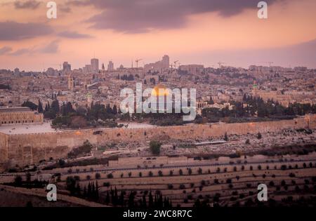 La vista panoramica sulla Cupola del tempio musulmano di roccia e la moschea di al-Aqsa, i santuari musulmani, sul Monte del Tempio nella città vecchia di Gerusalemme Foto Stock