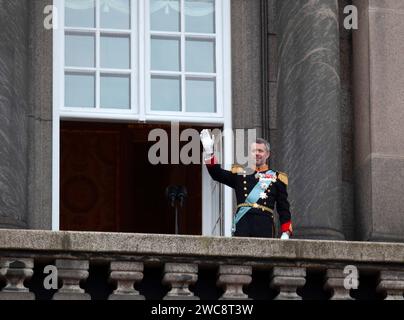 Copenhagen, Danimarca. 14 gennaio 2024. Il nuovo proclamato re Frederik X onde sul balcone del palazzo di Christiansborg a Copenaghen, Danimarca, 14 gennaio 2024. Il principe ereditario danese Frederik è stato formalmente proclamato re dal primo ministro del paese mette Frederiksen domenica. Crediti: LIN Jing/Xinhua/Alamy Live News Foto Stock