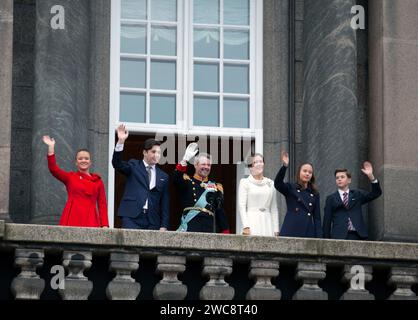 Copenhagen, Danimarca. 14 gennaio 2024. La famiglia del neo-proclamato re Frederik X Wave sul balcone del palazzo di Christiansborg a Copenaghen, Danimarca, 14 gennaio 2024. Il principe ereditario danese Frederik è stato formalmente proclamato re dal primo ministro del paese mette Frederiksen domenica. Crediti: LIN Jing/Xinhua/Alamy Live News Foto Stock