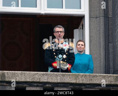 Copenhagen, Danimarca. 14 gennaio 2024. Il neo-proclamato re Federico X tiene un discorso sul balcone del palazzo di Christiansborg a Copenaghen, in Danimarca, 14 gennaio 2024. Il principe ereditario danese Frederik è stato formalmente proclamato re dal primo ministro del paese mette Frederiksen domenica. Crediti: LIN Jing/Xinhua/Alamy Live News Foto Stock