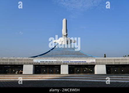 Abidjan. 10 gennaio 2024. Questa foto scattata il 10 gennaio 2024 mostra una vista di St Cattedrale di Paolo ad Abidjan, Costa d'Avorio. Abidjan è la città più grande e capitale economica della Costa d'Avorio. Credito: Han Xu/Xinhua/Alamy Live News Foto Stock