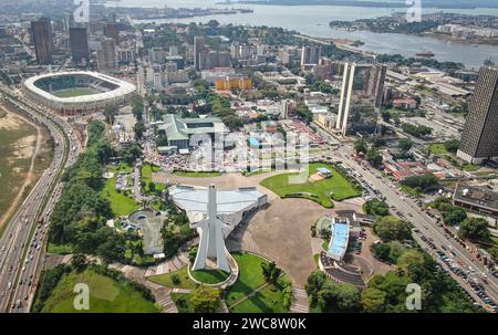 Abidjan, Costa d'Avorio. 9 gennaio 2024. Una foto aerea di un drone mostra una vista di Abidjan, Costa d'Avorio, 9 gennaio 2024. Abidjan è la città più grande e capitale economica della Costa d'Avorio. Credito: Han Xu/Xinhua/Alamy Live News Foto Stock