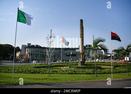 Abidjan. 10 gennaio 2024. Questa foto scattata il 10 gennaio 2024 mostra una vista della Piazza della Repubblica ad Abidjan, Costa d'Avorio. Abidjan è la città più grande e capitale economica della Costa d'Avorio. Credito: Han Xu/Xinhua/Alamy Live News Foto Stock