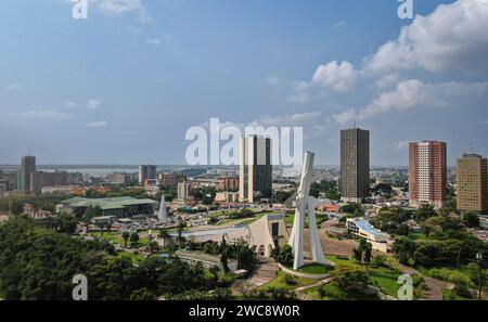 Abidjan, Costa d'Avorio. 9 gennaio 2024. Una foto aerea di un drone mostra una vista di Abidjan, Costa d'Avorio, 9 gennaio 2024. Abidjan è la città più grande e capitale economica della Costa d'Avorio. Credito: Han Xu/Xinhua/Alamy Live News Foto Stock