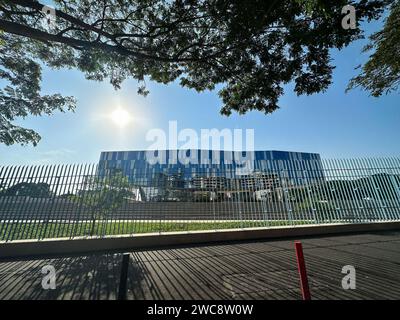 Abidjan. 10 gennaio 2024. Questa foto scattata con un cellulare il 10 gennaio 2024 mostra una vista del palazzo presidenziale della Costa d'Avorio ad Abidjan, in Costa d'Avorio. Abidjan è la città più grande e capitale economica della Costa d'Avorio. Credito: Han Xu/Xinhua/Alamy Live News Foto Stock