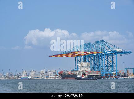 Abidjan. 10 gennaio 2024. Questa foto scattata il 10 gennaio 2024 mostra una vista del porto di Abidjan ad Abidjan, Costa d'Avorio. Abidjan è la città più grande e capitale economica della Costa d'Avorio. Credito: Han Xu/Xinhua/Alamy Live News Foto Stock