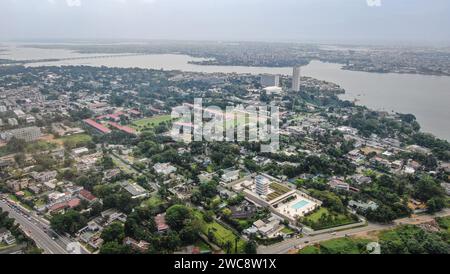 Abidjan, Costa d'Avorio. 10 gennaio 2024. Una foto aerea di un drone mostra una vista di Abidjan, Costa d'Avorio, 10 gennaio 2024. Abidjan è la città più grande e capitale economica della Costa d'Avorio. Credito: Han Xu/Xinhua/Alamy Live News Foto Stock