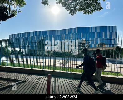 Abidjan. 10 gennaio 2024. Questa foto scattata con un cellulare il 10 gennaio 2024 mostra le persone che camminano davanti al palazzo presidenziale della Costa d'Avorio ad Abidjan, in Costa d'Avorio. Abidjan è la città più grande e capitale economica della Costa d'Avorio. Credito: Han Xu/Xinhua/Alamy Live News Foto Stock