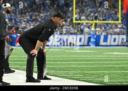 Detroit, Stati Uniti. 14 gennaio 2024. DETROIT, mi - 14 GENNAIO: L'allenatore dei Detroit Lions Dan Campbell guarda da bordo campo durante la partita tra Los Angeles Rams e Detroit Lions il 14 gennaio 2024 al Ford Field di Detroit, mi (foto di Allan Dranberg/CSM) credito: Cal Sport Media/Alamy Live News Foto Stock