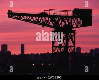 SAGOMA DI UNA GRANDE GRU INDUSTRIALE SU UN SITO DI BUILDIING A SYDNEY, NUOVO GALLES DEL SUD, AUSTRALIA. Foto Stock