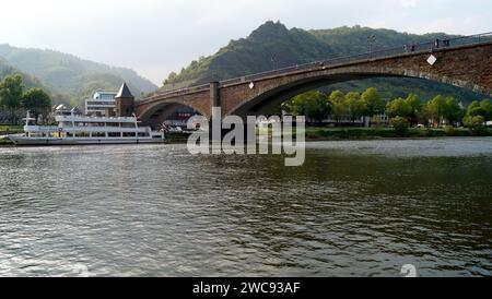 Ponte Skagerrak, costruito tra il 1925 e il 1926, sul fiume Mosella, vista al tramonto, Cochem, Germania Foto Stock