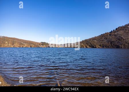 Rurberg, Germania. 9 gennaio 2024. Vista sul fiume Rursee vicino a Rurberg nell'Eifel. Crediti: Thomas Banneyer/dpa/Alamy Live News Foto Stock