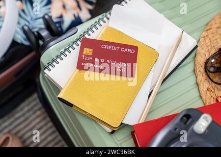 Preparare una carta di credito per il viaggio Foto Stock