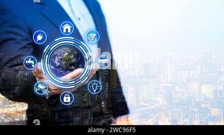 La mano aziendale con l'icona della tecnologia, Carbon Neutral. Strategia a lungo termine climaticamente neutra. Sviluppo sostenibile delle imprese. Riutilizzare il simbolo Riduci riciclo. Foto Stock