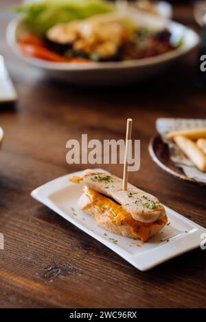 Appetitosa tapa con salsa e carne Foto Stock