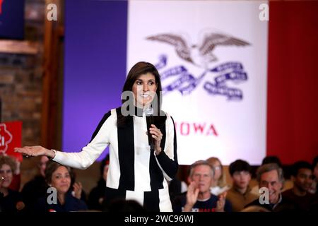 Adel, Iowa, USA. 14 gennaio 2024. L'ex ambasciatore delle Nazioni Unite NIKKI HALEY parla con i sostenitori al suo ultimo raduno prima che l'Iowa caucus si ad Adel, Iowa. (Immagine di credito: © Gage Skidmore/ZUMA Press Wire) SOLO USO EDITORIALE! Non per USO commerciale! Foto Stock