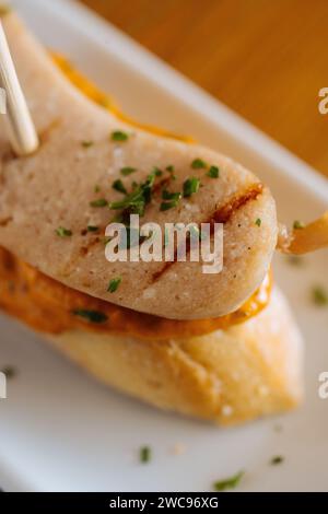 Delizioso antipasto con fette di carne e salsa Foto Stock