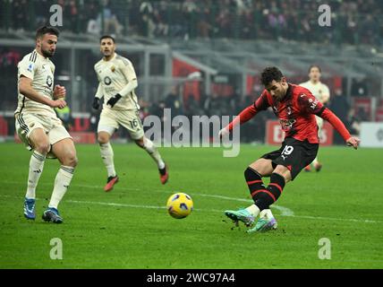 Milano, Italia. 14 gennaio 2024. Theo Hernandez del Milan (R, davanti) segna il suo gol durante la partita di serie A tra AC Milan e Roma a Milano, 14 gennaio 2024. Credito: Alberto Lingria/Xinhua/Alamy Live News Foto Stock