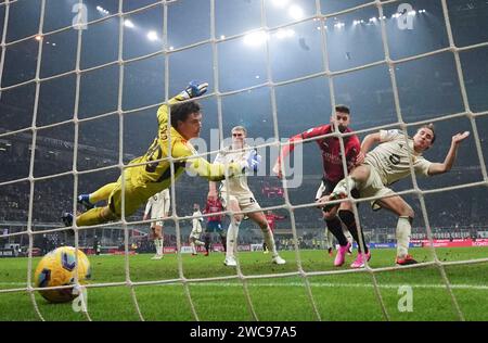 Milano, Italia. 14 gennaio 2024. Olivier Giroud del Milan (2° R) segna il suo gol durante la partita di serie A tra AC Milan e Roma a Milano, 14 gennaio 2024. Credito: Alberto Lingria/Xinhua/Alamy Live News Foto Stock