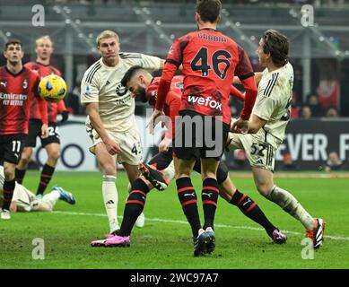 Milano, Italia. 14 gennaio 2024. Olivier Giroud del Milan (3° R) segna il suo gol durante la partita di serie A tra AC Milan e Roma a Milano, 14 gennaio 2024. Credito: Alberto Lingria/Xinhua/Alamy Live News Foto Stock