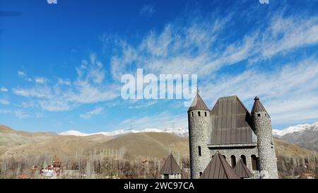 Castello abbandonato in un villaggio dell'Alborz, Iran Foto Stock