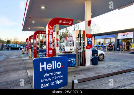 Stazione di servizio esso Forecourt accanto a Tesco Express, South Oxhey, Hertfordshire, Inghilterra, Regno Unito Foto Stock