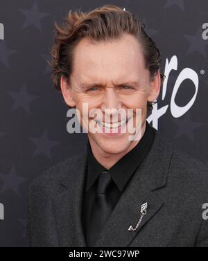 Los Angeles, USA. 6 dicembre 2022. Tom Hiddleston arriva al 29° Annual Critics Choice Awards tenutosi al Barker Hangar di Santa Monica, CALIFORNIA, domenica 14 gennaio 2024. (Foto di Sthanlee B. Mirador/Sipa USA) credito: SIPA USA/Alamy Live News Foto Stock