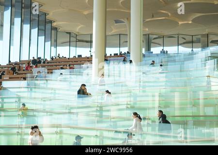 Pechino, Cina. 14 gennaio 2024. Questa foto scattata il 14 gennaio 2024 mostra una vista interna della Biblioteca di Pechino a Pechino, capitale della Cina. Crediti: Peng Ziyang/Xinhua/Alamy Live News Foto Stock