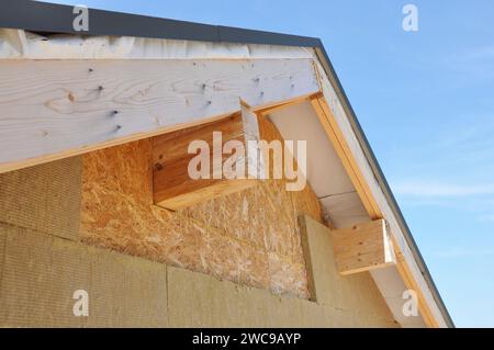 Isolamento con tetto attico in lana di roccia minerale all'aperto. Primo piano sugli strati esterni di isolamento in lana minerale, isolamento del tetto della casa Foto Stock