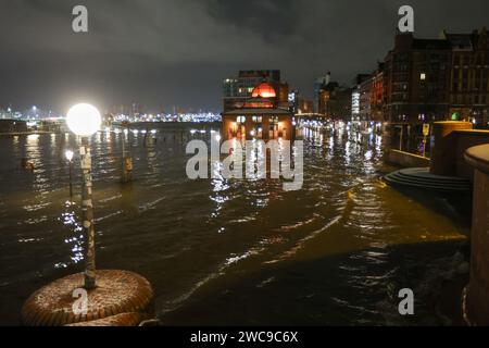 Amburgo, Germania. 15 gennaio 2024. L'acqua dell'Elba viene spinta sul mercato ittico di Amburgo durante un'ondata di tempesta. Lunedì mattina, l'ondata di tempesta ha spinto ancora una volta molta acqua a riva sulla costa del Mare del Nord e nei fiumi Elba e Weser. Ad Amburgo, il mercato del pesce e il Große Elbstraße erano completamente sott'acqua. Secondo la Federal Maritime and Hydrographic Agency (BSH), l'acqua al St. La sagoma di Pauli era salita a circa 2,30 metri sopra l'acqua media poco prima delle 7,00 del mattino. Credito: Bodo Marks/dpa/Alamy Live News Foto Stock