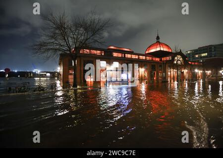 Amburgo, Germania. 15 gennaio 2024. L'acqua dell'Elba viene spinta sul Große Elbstraße al mercato del pesce di Amburgo durante un'ondata di tempesta. Lunedì mattina, l'ondata di tempesta ha spinto ancora una volta molta acqua a riva sulla costa del Mare del Nord e nei fiumi Elba e Weser. Ad Amburgo, il mercato del pesce e il Große Elbstraße erano completamente sott'acqua. Secondo la Federal Maritime and Hydrographic Agency (BSH), l'acqua al St. La sagoma di Pauli era salita a circa 2,30 metri sopra l'acqua media poco prima delle 7,00 del mattino. Credito: Bodo Marks/dpa/Alamy Live News Foto Stock