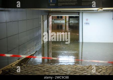 Amburgo, Germania. 15 gennaio 2024. L'acqua dell'Elba si trova nel garage sotterraneo di un hotel vicino al mercato del pesce di Amburgo durante una tempesta. Lunedì mattina, l'ondata di tempesta ha spinto ancora una volta molta acqua a riva sulla costa del Mare del Nord e nei fiumi Elba e Weser. Ad Amburgo, il mercato del pesce e il Große Elbstraße erano completamente sott'acqua. Secondo la Federal Maritime and Hydrographic Agency (BSH), l'acqua al St. La sagoma di Pauli era salita a circa 2,30 metri sopra l'acqua media poco prima delle 7,00 del mattino. Credito: Bodo Marks/dpa/Alamy Live News Foto Stock