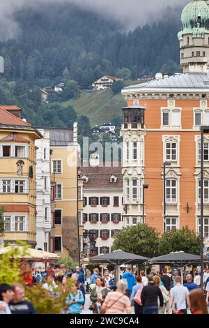 Pittoreschi edifici multicolori nel centro di Innsbruck. Altstadt. Austria Foto Stock