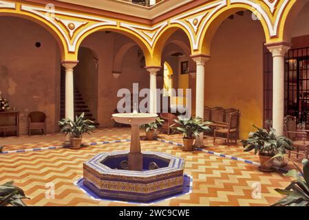 Patio dell'Hotel Las Casas de la Juderia nel quartiere Santa Cruz di Siviglia, Andalusia, Spagna Foto Stock