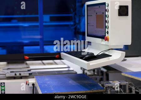 Console operatore di macchine industriali CAD/CAM (computer-Aided Design e computer-Aided Manufacturing) presso la fabbrica di mobili. Messa a fuoco selettiva. Foto Stock