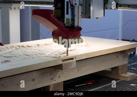 Produzione di porte in legno con fresatrice CNC. Messa a fuoco selettiva. Foto Stock