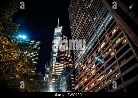 Vista notturna della Torre della Bank of America e del Grace Building dalla 42a strada - Manhattan, New York City Foto Stock