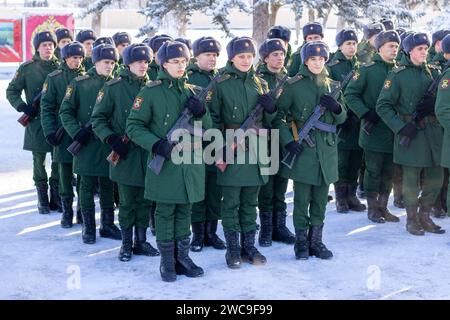 Maykop, Russia - 13 gennaio 2024: Giovani soldati artiglieri in uniforme verde con fucili d'assalto Kalashnikov in formazione sul parad Foto Stock