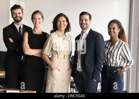 Team aziendale di successo di professionisti multietnici ritratti aziendali sinceri Foto Stock