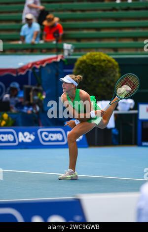 Melbourne, Australia. 12 gennaio 2024. Mirra Andreeva gioca contro Danielle Collins (non nella foto) durante la terza partita del giorno 3 del Care Wellness Kooyong Classic Tennis Tournament al Kooyong Lawn Tennis Club. Andreeva ha segnato una vittoria su Collins, 7(7)-6(5), 6-1. Credito: SOPA Images Limited/Alamy Live News Foto Stock