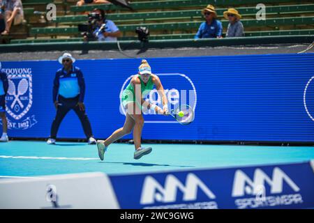 Melbourne, Australia. 12 gennaio 2024. Mirra Andreeva gioca contro Danielle Collins (non nella foto) durante la terza partita del giorno 3 del Care Wellness Kooyong Classic Tennis Tournament al Kooyong Lawn Tennis Club. Andreeva ha segnato una vittoria su Collins, 7(7)-6(5), 6-1. Credito: SOPA Images Limited/Alamy Live News Foto Stock