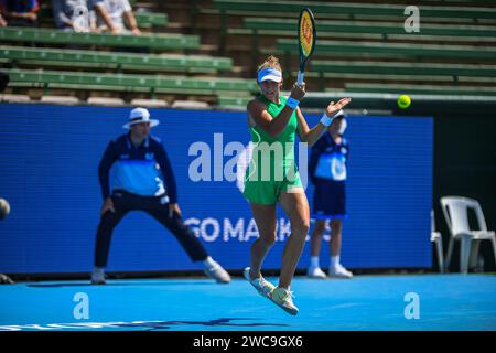 Melbourne, Australia. 12 gennaio 2024. Mirra Andreeva gioca contro Danielle Collins (non nella foto) durante la terza partita del giorno 3 del Care Wellness Kooyong Classic Tennis Tournament al Kooyong Lawn Tennis Club. Andreeva ha segnato una vittoria su Collins, 7(7)-6(5), 6-1. Credito: SOPA Images Limited/Alamy Live News Foto Stock