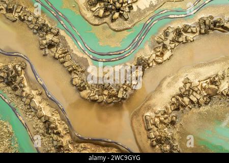 Arte in resina con colori dorati e pezzi di vetro. Sfondo epossidico Foto Stock