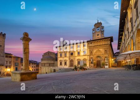Arezzo, Italia. Vista dell'architettura storica su Piazza grande al tramonto Foto Stock