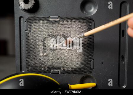 Polvere sul PC. Rete filtrante il PC è ricoperto di polvere. Foto Stock